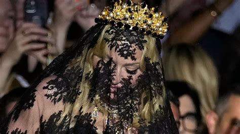 dolce gabbana tessuti madona stampa|Alla sfilata di Dolce & Gabbana arriva Madonna, dal bra con i .